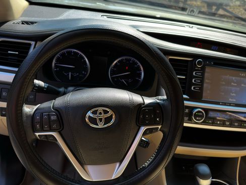 Used 2019 Toyota Highlander XLE image 11