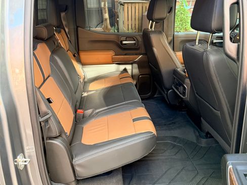 Used 2021 Chevrolet Silverado 1500 High Country w/ Technology Package image 12