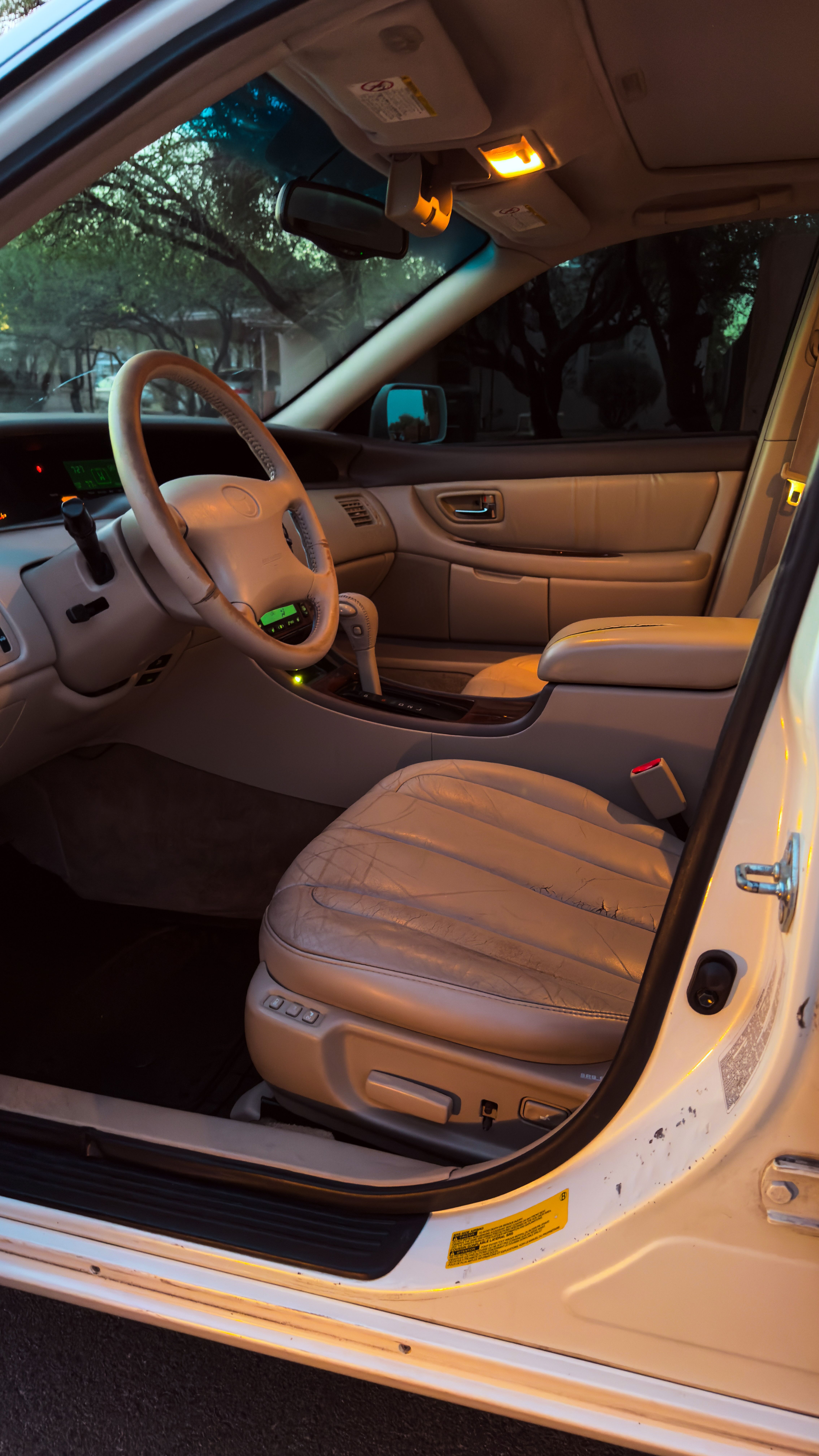 Used 2000 Toyota Avalon XL FWD image 4