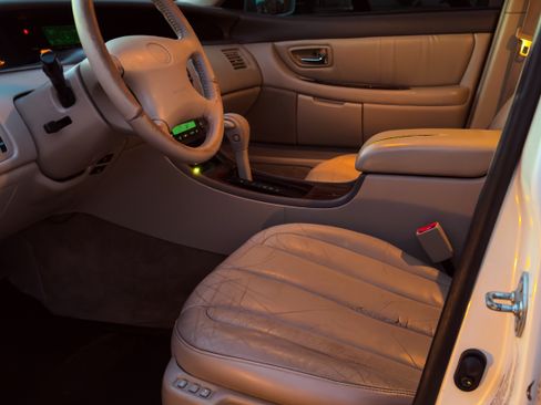 Used 2000 Toyota Avalon XL FWD image 4