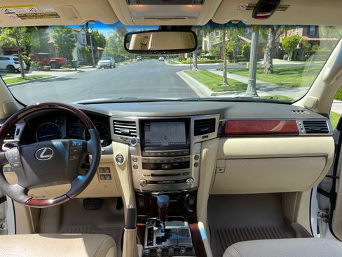 Used 2014 Lexus LX 570 4WD image 12