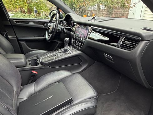Used 2021 Porsche Macan S image 12