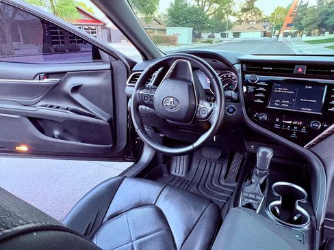 Used 2018 Toyota Camry XLE image 17