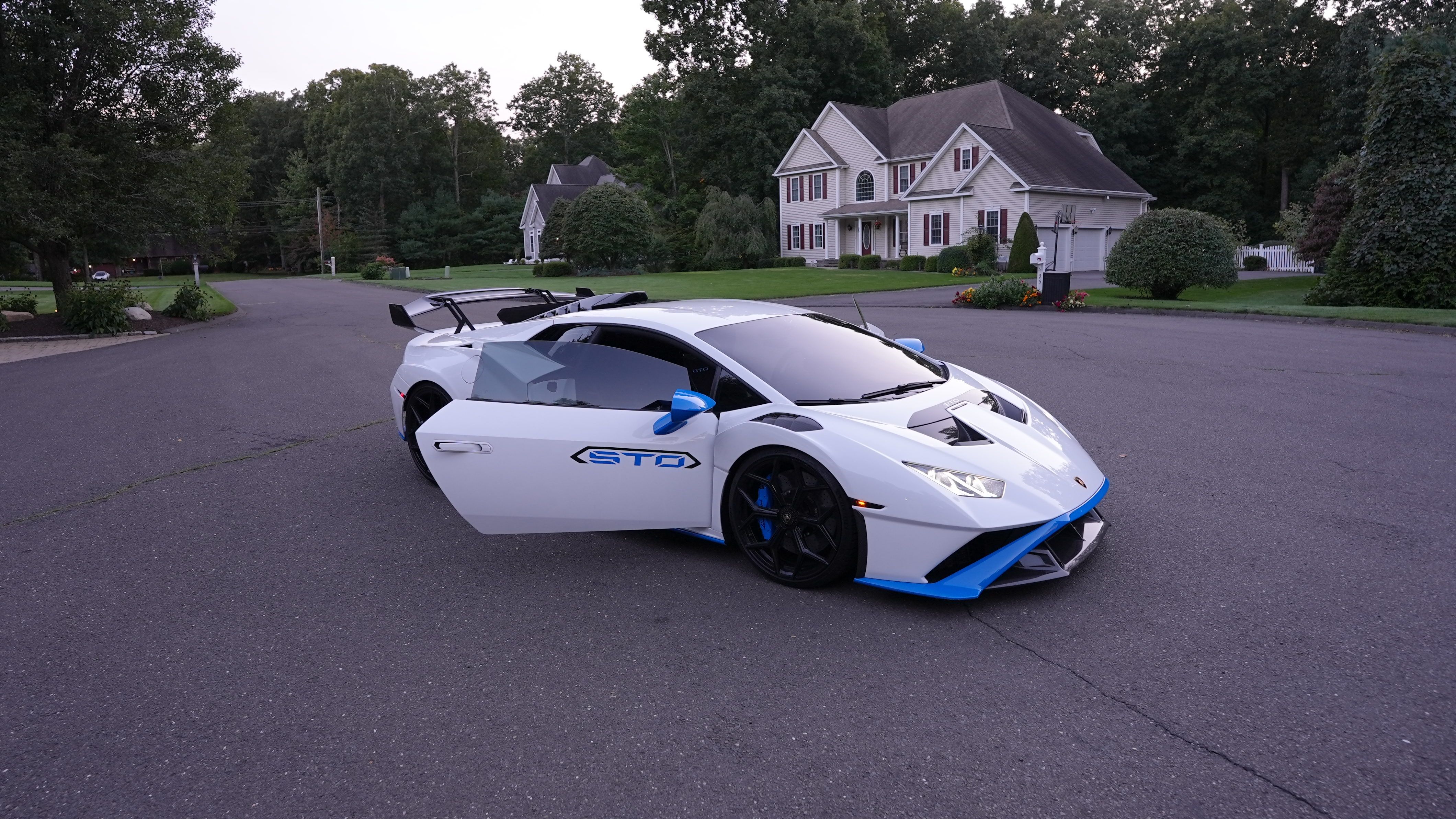 Used 2022 Lamborghini Huracan STO RWD image 1