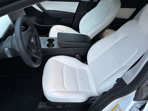 Used 2022 Tesla Model Y Long Range image 18