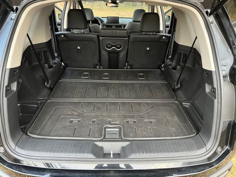 Used 2025 Honda Pilot Touring image 9