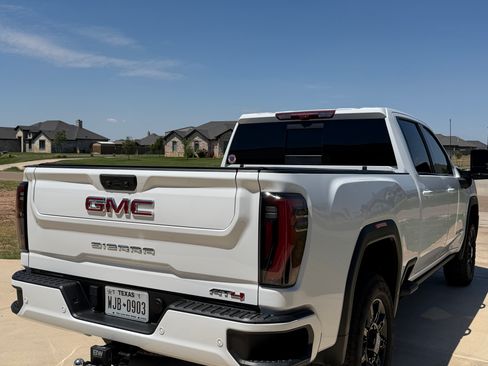 Used 2025 GMC Sierra 2500 AT4 w/ AT4 Premium Plus Package AWD/4WD image 6