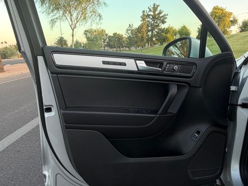 Used 2014 Volkswagen Touareg VR6 AWD/4WD image 16