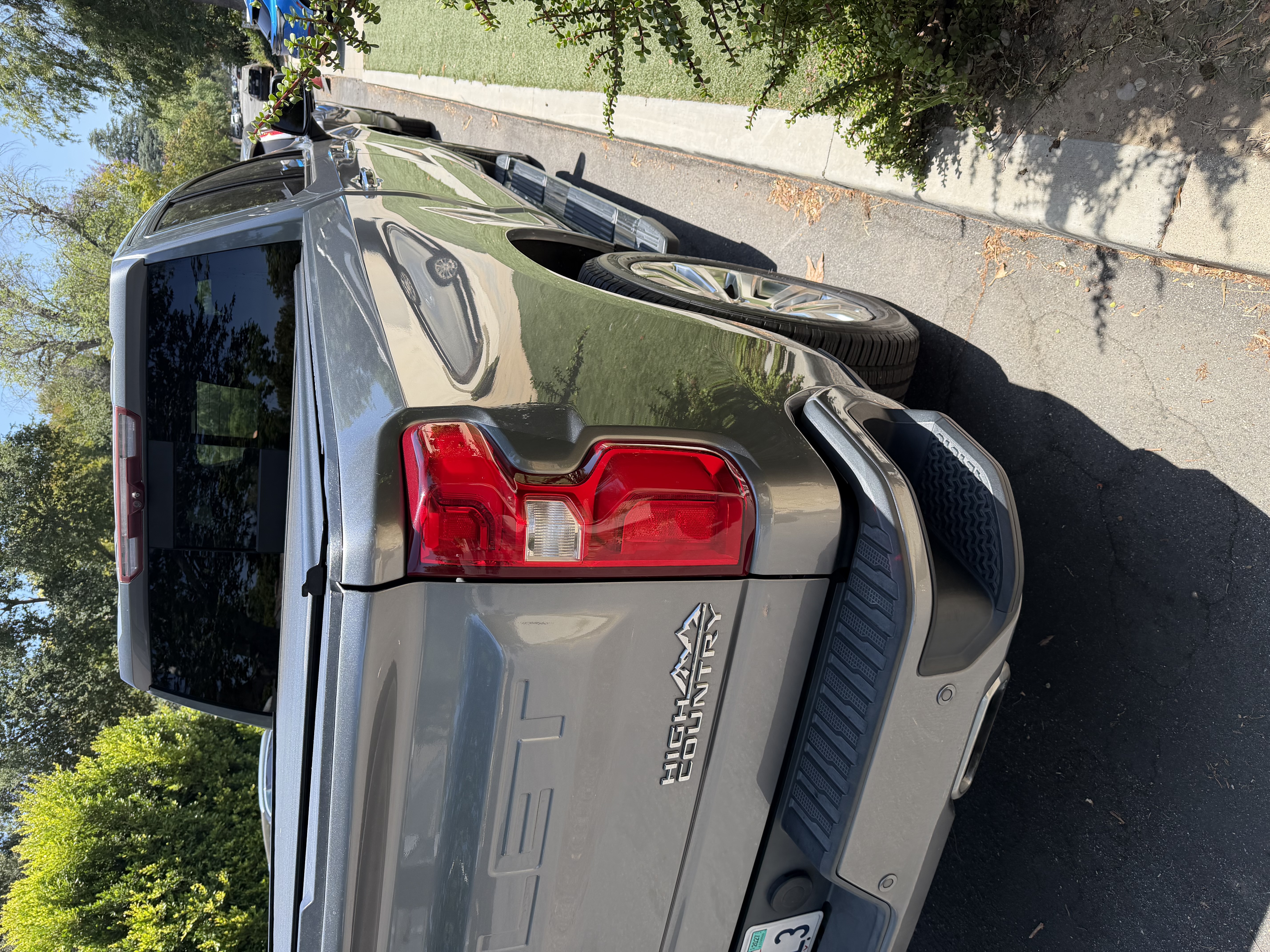 Used 2020 Chevrolet Silverado 1500 High Country w/ Technology Package AWD/4WD image 8