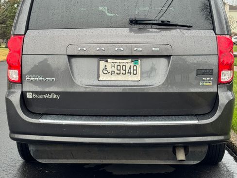 Used 2017 Dodge Grand Caravan SXT image 8