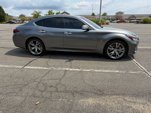 Used 2017 INFINITI Q70 5.6 w/ Sport Package AWD/4WD image 6