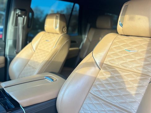 Used 2023 Cadillac Escalade Premium Luxury AWD/4WD image 8