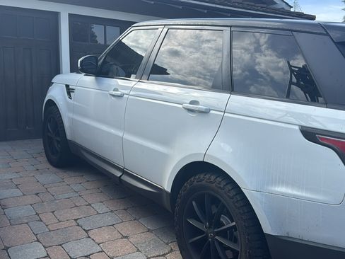Used 2015 Land Rover Range Rover Sport SE image 12