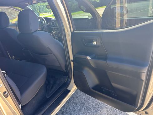 Used 2017 Toyota Tacoma TRD Off-Road w/ Tow Package (A/T) AWD/4WD image 14