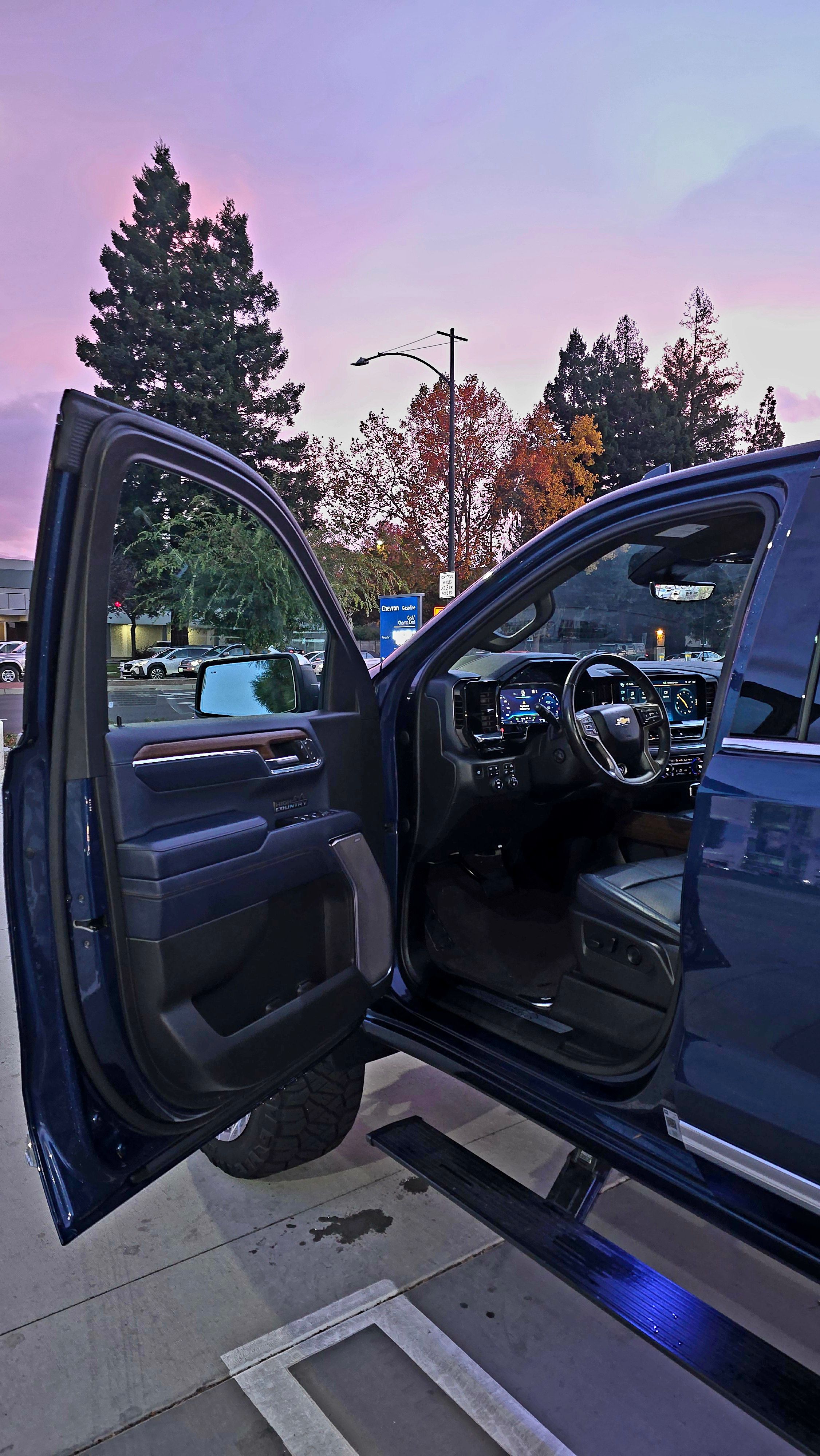 Used 2022 Chevrolet Silverado 1500 High Country w/ Technology Package AWD/4WD image 19