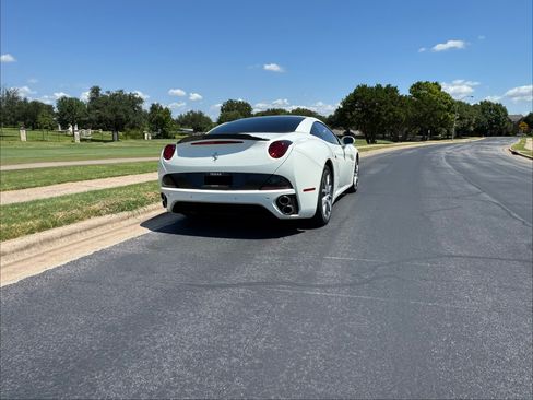 Used 2011 Ferrari California image 10