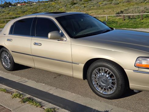 Used 2007 Lincoln Town Car Signature Limited image 6