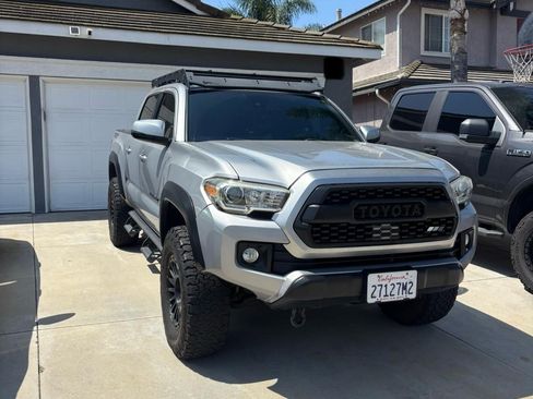 Used 2018 Toyota Tacoma TRD Off-Road w/ Technology Package AWD/4WD image 6