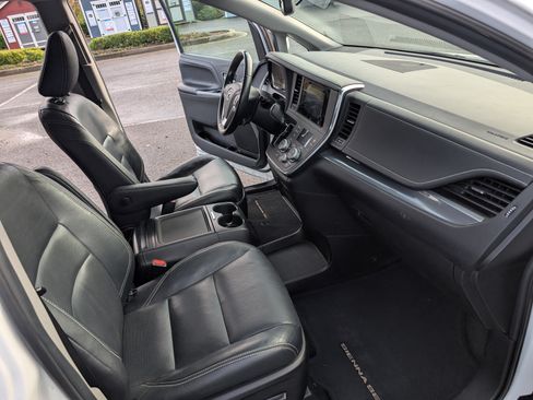 Used 2015 Toyota Sienna SE Premium image 12