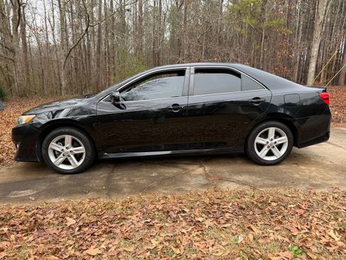 Used 2014 Toyota Camry SE image 4