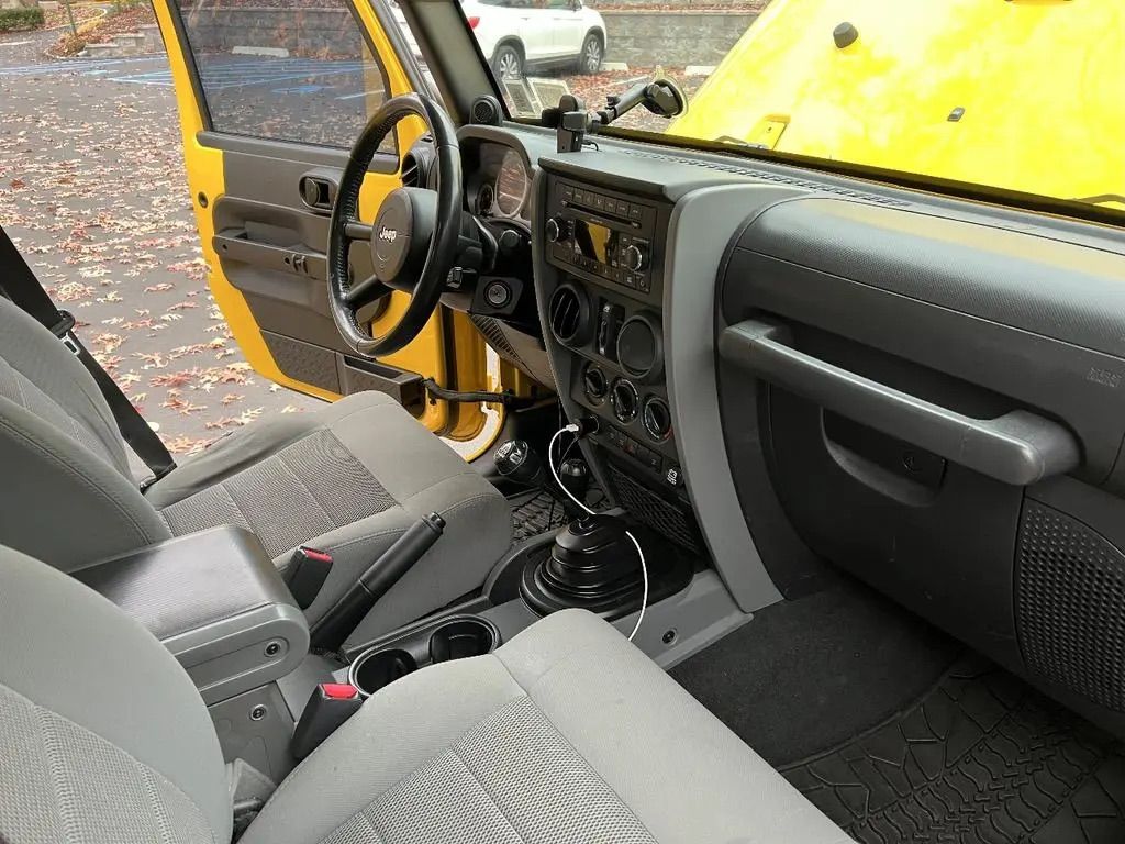 Used 2009 Jeep Wrangler Unlimited Rubicon w/ Dual Top Group AWD/4WD image 19