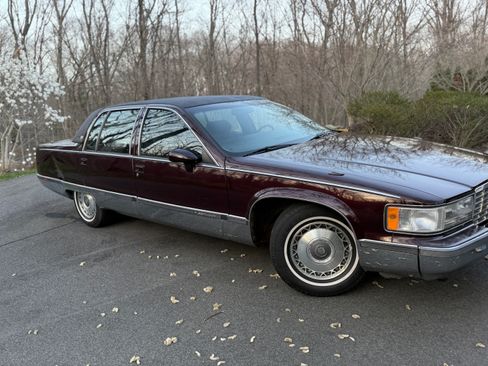 Used 1993 Cadillac Fleetwood Sedan RWD image 1