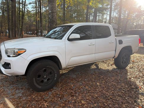 Used 2016 Toyota Tacoma SR5 image 1