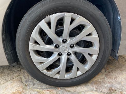 Used 2018 Toyota Corolla LE image 30