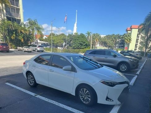 Used 2018 Toyota Corolla XLE image 2
