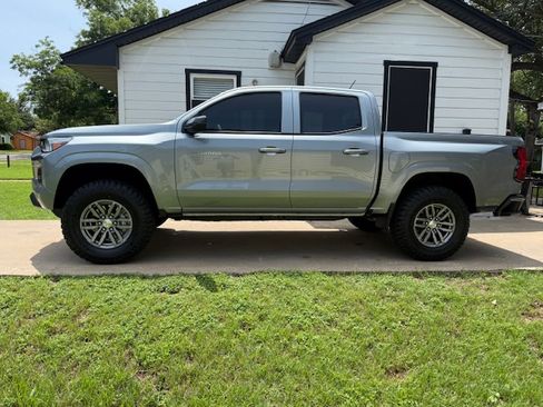 Used 2025 Chevrolet Colorado LT image 2