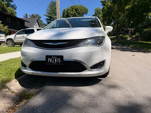 Used 2018 Chrysler Pacifica Touring-L FWD image 11