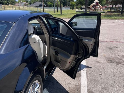 Used 2005 Chrysler 300 C w/ Sound Group II RWD image 11
