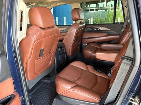 Used 2018 Cadillac Escalade Luxury AWD/4WD image 11