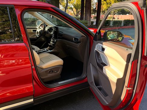 Used 2020 Ford Explorer Platinum w/ Premium Technology Package image 16