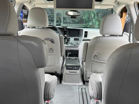 Used 2018 Toyota Sienna XLE Premium w/ Carpet Mat Package FWD image 6