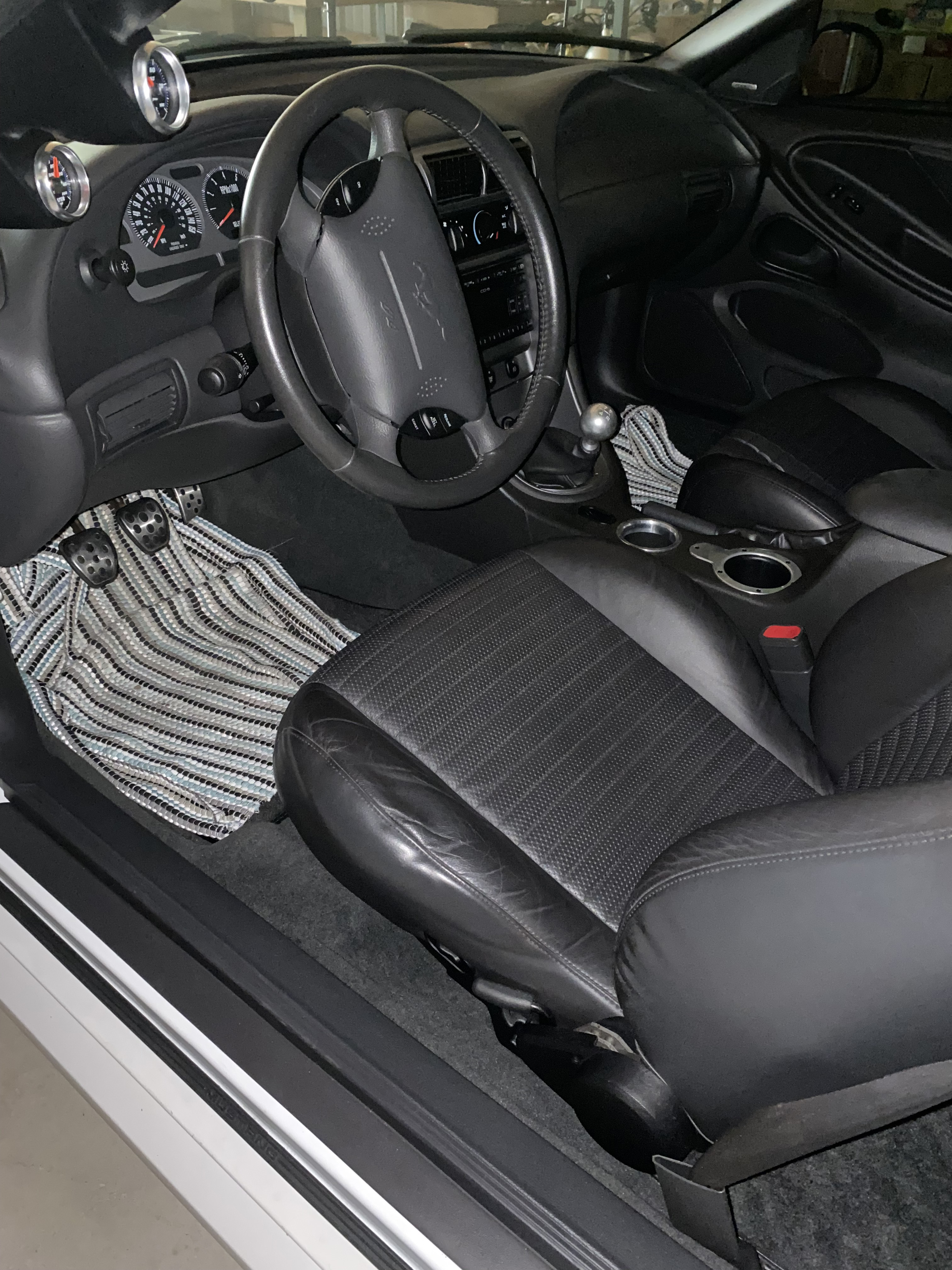 Used 2004 Ford Mustang Mach 1 RWD image 8