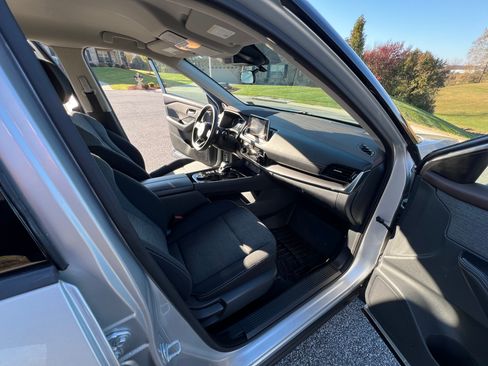 Used 2021 Nissan Rogue SV image 12