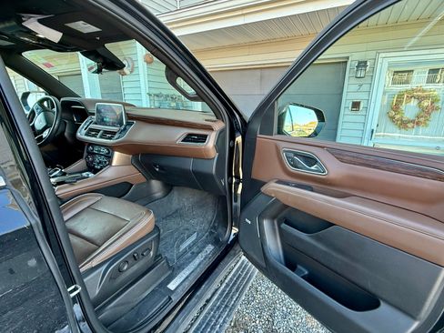 Used 2023 Chevrolet Tahoe High Country image 2