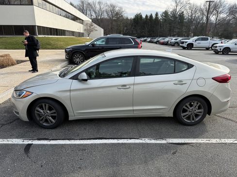 Used 2017 Hyundai Elantra SE image 2