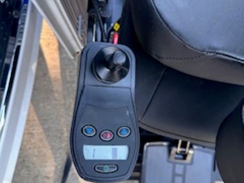 Used 2019 Dodge Grand Caravan SE w/ UConnect Hands-Free Group image 14