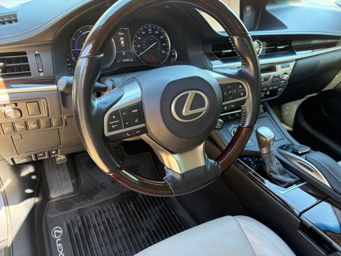 Used 2017 Lexus ES 300h image 6