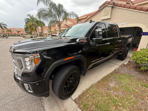 Used 2022 GMC Sierra 3500 Denali w/ Denali Black Diamond Edition image 4