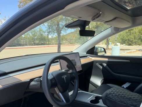 Used 2022 Tesla Model Y Long Range AWD/4WD image 2