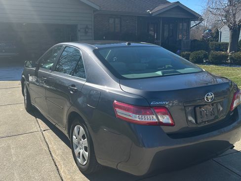 Used 2011 Toyota Camry LE image 1