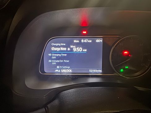 Used 2019 Nissan Leaf SV w/ SV Technology Package image 18