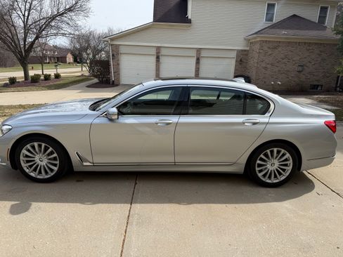 Used 2019 BMW 740i xDrive AWD/4WD image 6