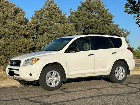 Used 2006 Toyota RAV4 4WD image 2