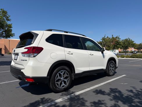 Used 2020 Subaru Forester Premium AWD/4WD image 6