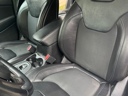 Used 2019 Jeep Cherokee Latitude Plus w/ Cold Weather Group FWD image 20