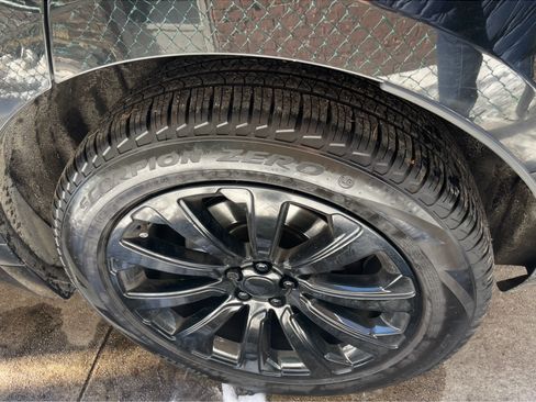 Used 2018 Land Rover Range Rover Velar R-Dynamic SE image 16